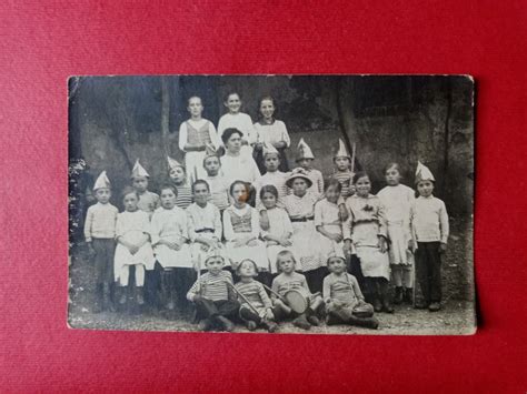 Skupinska fotografija chefa z mladimi kuharji