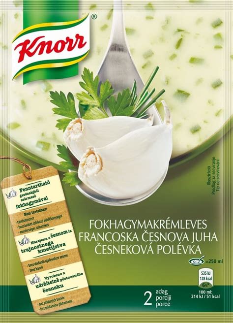 Fotografija krožnika kremne krompirjeve juhe, posute s svežimi zelišči.