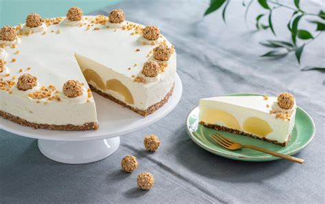 Fotografija servirane hruškove torte s posutim lešnikovim posipom.