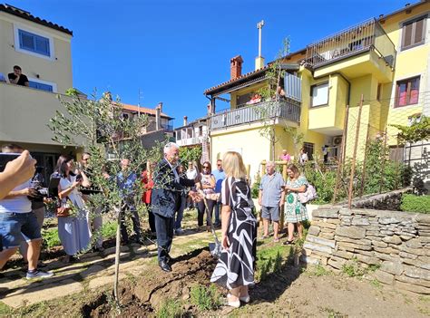 Zunanji pogled na zgodovinsko Slaščičarno Ilich v starem mestnem jedru Maribora.