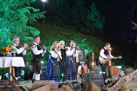 Fotografija prireditve Graška Gora poje in igra z obiskovalci in glasbeniki