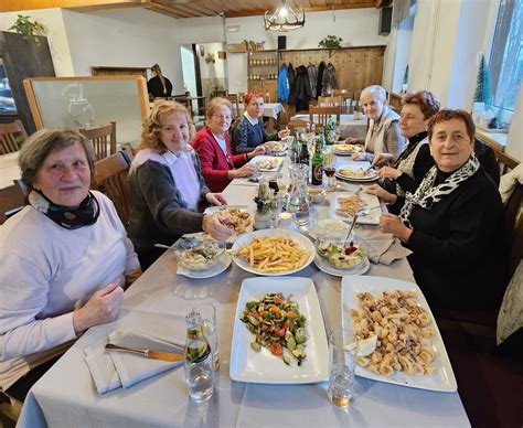 arhivska fotografija lovskega srečanja in druženja ob hrani