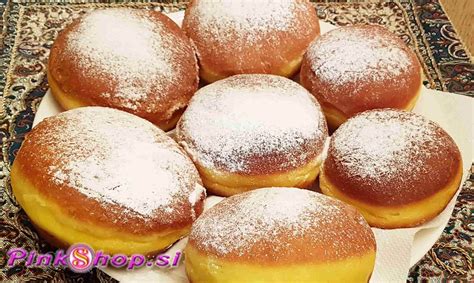 pripravljeni, napolnjeni in posuti krofi