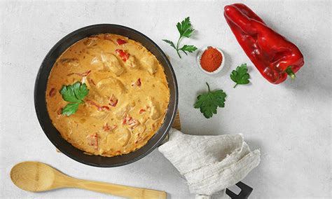 različne jedi s kislo smetano: solatni preliv, pomaka, juha