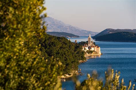 Panoramska fotografija Bratislave s pogledom na reko Donavo in grad