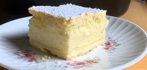 Zmagovalno pecivo s smetano in limonino kremo, narezano na kose
