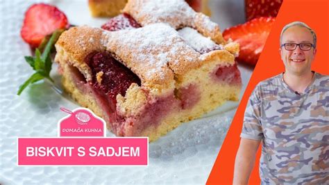 Sočen biskvit s kislo smetano in sadjem