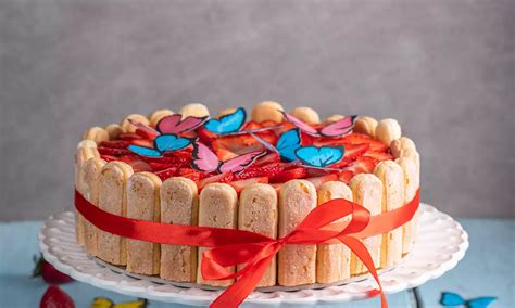 Krhka torta s kremno sredico iz kisle smetane