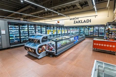 Tematska fotografija sirov in mlečnih izdelkov v trgovini