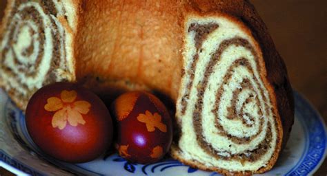 Fotografija narezane pince z velikonočnim zajtrkom