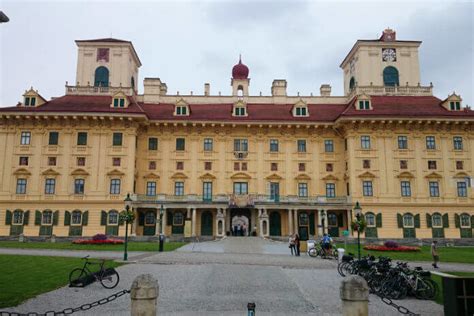 Zgodovinski prikaz madžarske palače Esterházy v Eisenstadtu.