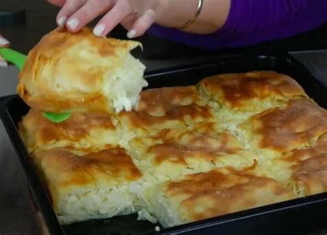 Fotografija tradicionalne haloške gibanice, narezane na trikotnike