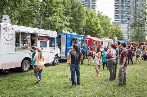 Fotografija urejenega food trucka s ponudbo burgerjev na javni prireditvi