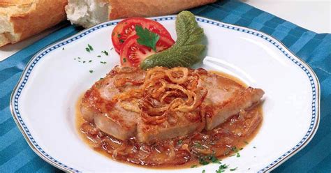 Tematska fotografija, kuhanje čebulne omake