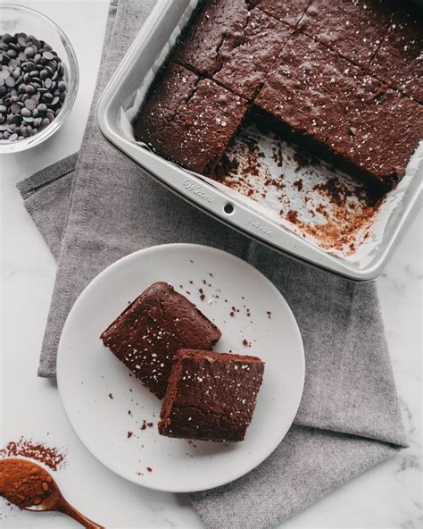 Pripravljeni veganski browniji v pekaču, pripravljeni za hlajenje