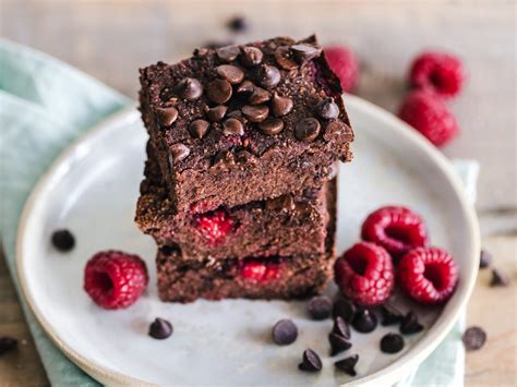 Presni veganski brownie, narezan na kocke, s sadjem ob strani