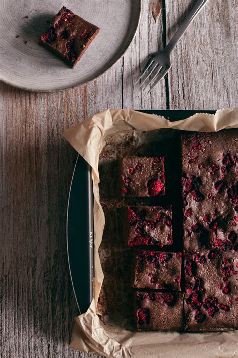 Pekač z brez-pečnimi veganskimi browniji, okrašeni z goji jagodami in oreščki
