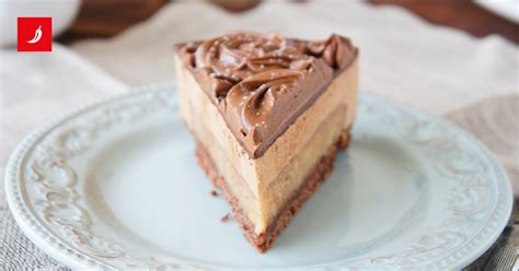 Ilustracija rum-kokos torte, ki prikazuje plasti biskvita in kreme