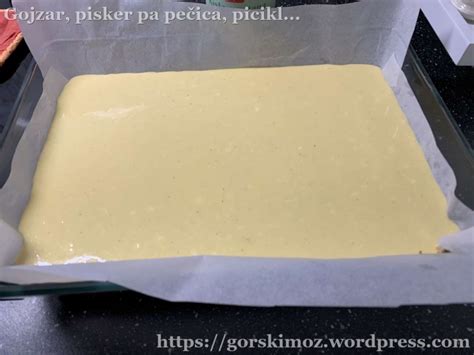 Fotografija pekača z zlato pečeno piškotno podlago in enakomerno razporejeno skutino plastjo