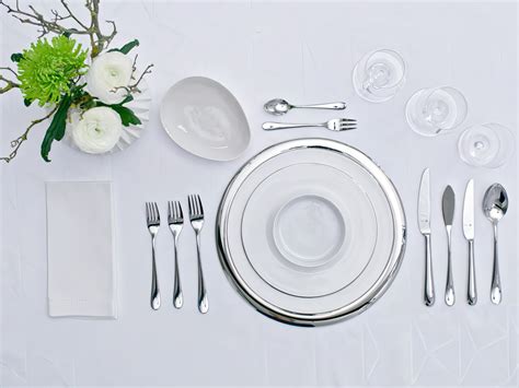 Različni tipi jedilnega pribora, vključno z vilicami, noži in žlicami, ter namiznim priborom, kot so krožniki in sklede