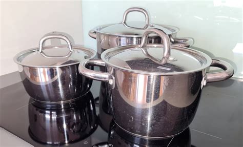 Infografika, ki prikazuje različne materiale kuhinjskih ročajev in posod z njihovimi lastnostmi