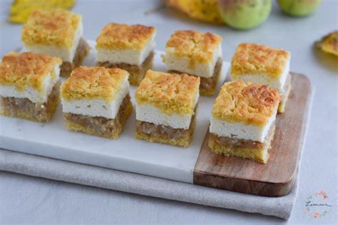 Fotografija sočne skutine pite s krhkim testom, narezane na enakomerne pravokotne rezine