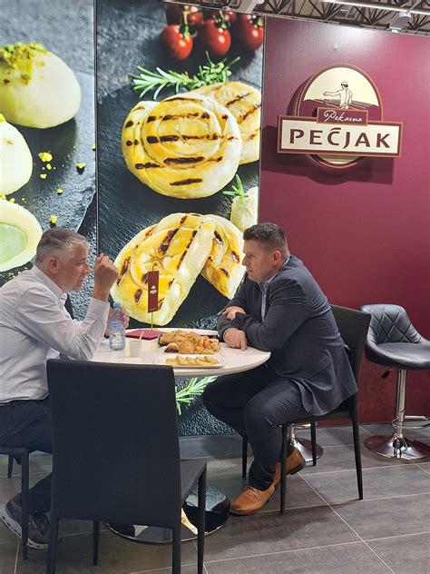 Fotografija domače pečene pekovske umetnine na čudovito pogrnjeni mizi