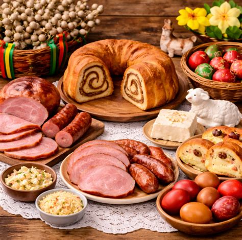 Fotografija bogato obložene velikonočne mize s tradicionalnimi jedmi