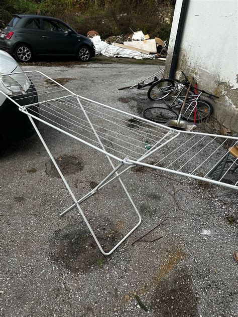 Različni trinožniki za obešanje kotličkov in žarov