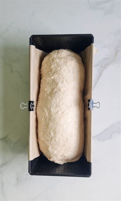 Testo za toast kruh v posodi, pokrito s krpo