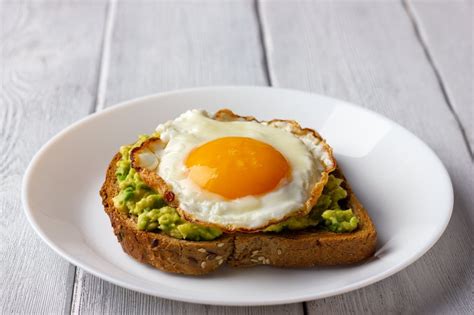 Avokadov toast z jajcem