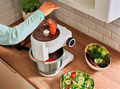 Ilustracija kuhinjskega robota z nastavkom za gnetenje