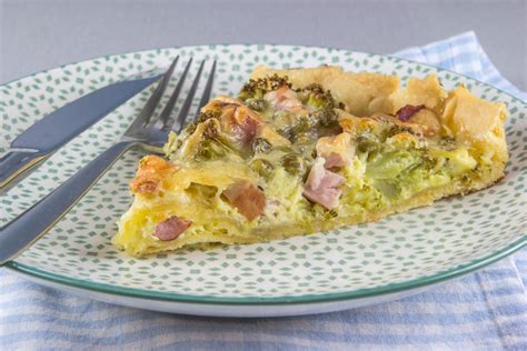 Fotografija quiche z brokolijem in šunko