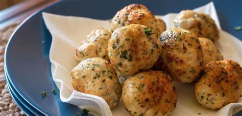 Sestavine za piščančje kroglice pred mešanjem