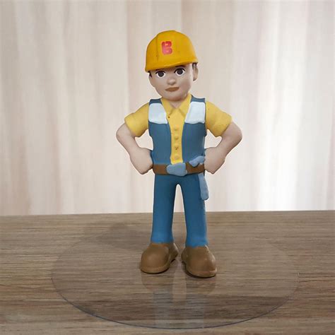 Figurica Mojster Miha v akciji, prikazuje njegovo orodje in značilno obleko.