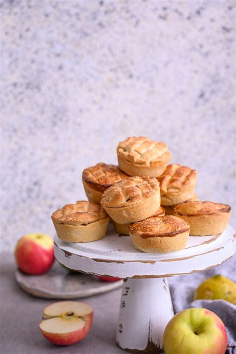 slika pečene, zlato rjave jabolčne pite, narezane na kose