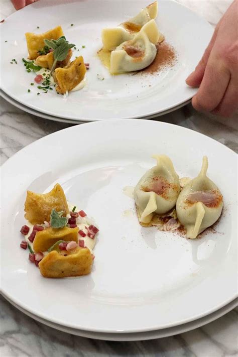Fotografija različnih načinov postrežbe polente: klasična s omako, pečena, kot priloga.