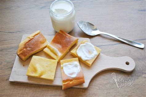 Tradicionalna koruzna zlevanka, posuta s sladkorjem v prahu