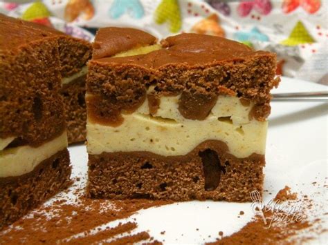 Prikaz odmerjanja sestavin za čokoladno pecivo s skuto z jogurtovim lončkom