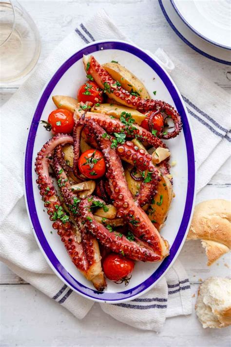 Prikaz sestavin za pripravo gratiniranega purana s krompirjem v pekaču