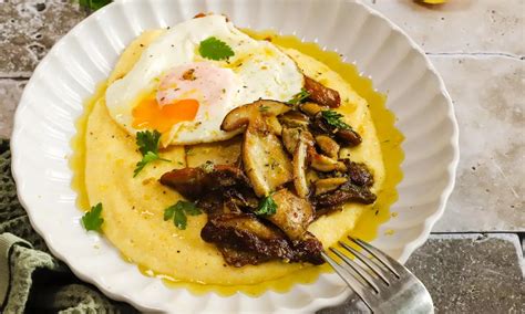 Polenta s skuto in pečenimi gobami
