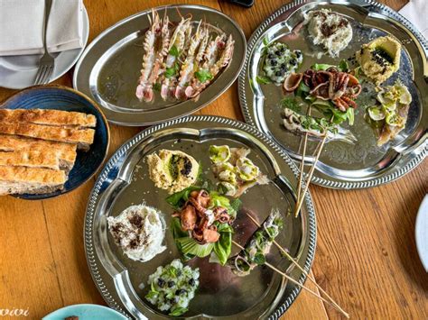 Fotografija različnih beneških cicchettijev na servirnem pladnju