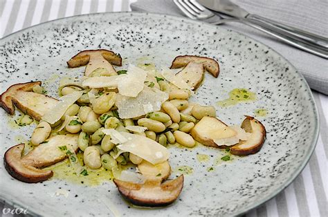 fotografija pripravljenega svežega luščenega fižola s parmezanom in zelišči