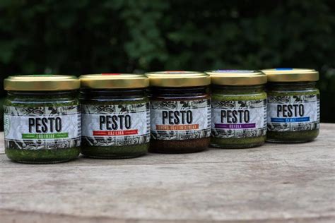 prikaz sestavin za pesto: bazilika, pinjole, parmezan, česen, olivno olje