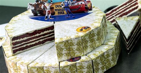 prikaz torte iz kartona z odprtimi rezinami, ki prikazujejo majhna darila
