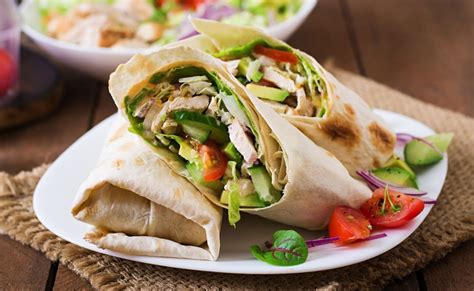 Sestavljena tortilja z avokadom, piščancem in zelenjavo