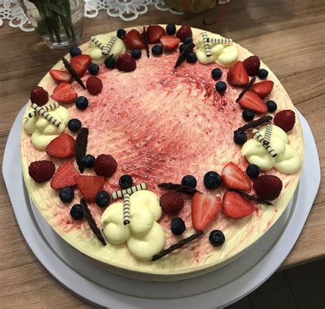 Dekoracija torte s svežim sezonskim sadjem