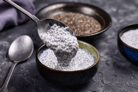 Makro posnetek nabreklih chia semen v tekočini