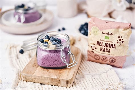 Ajdov puding z borovnicami in svežim sadjem