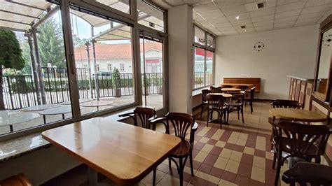 Zunanji izgled picerije Kajuh s pokrito teraso in parkiriščem